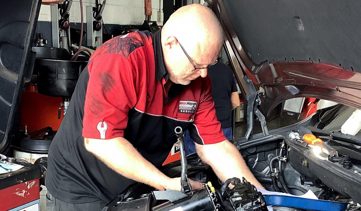 Caloundra Mechanic under bonnet